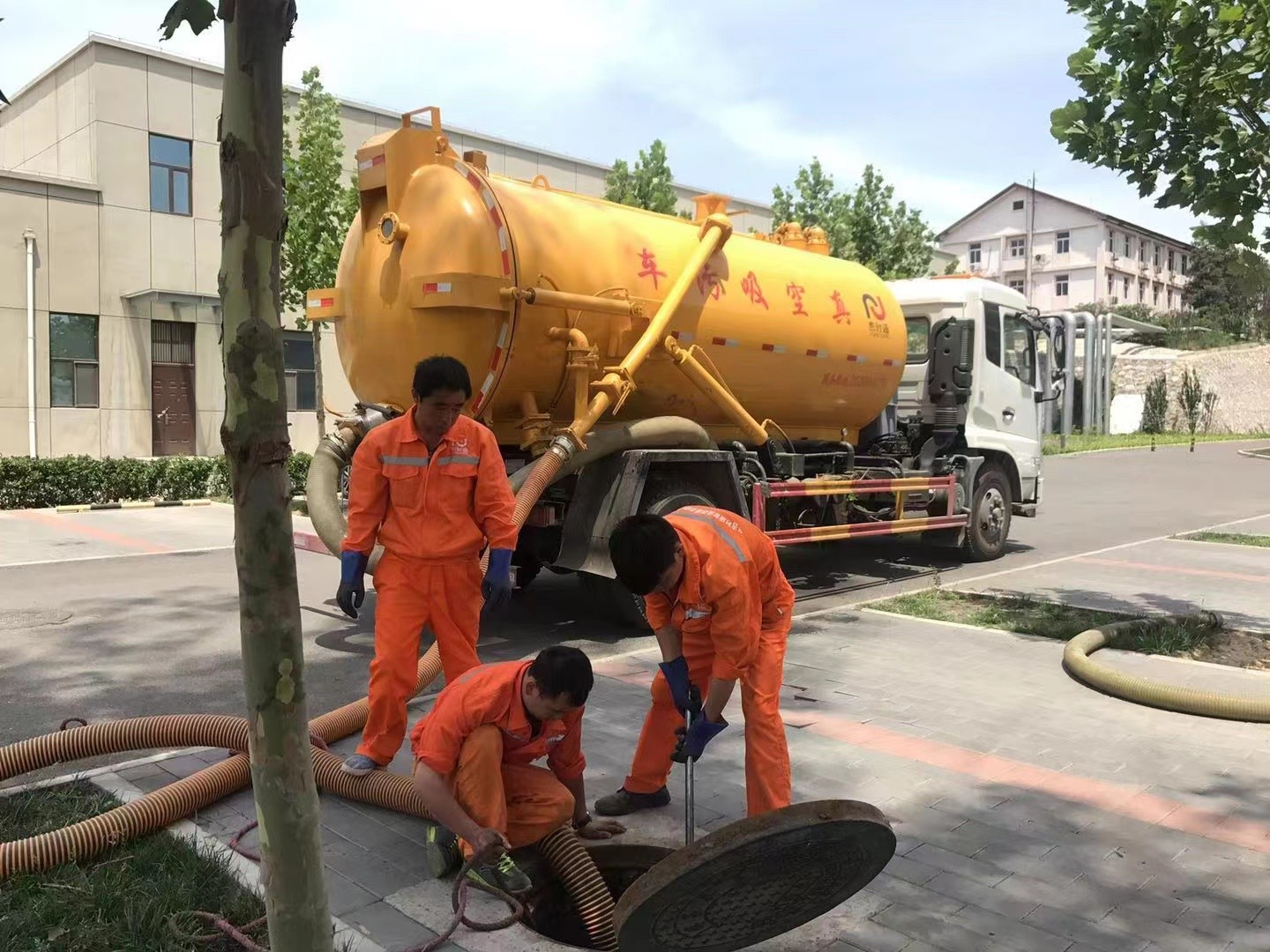 太子河管道疏通车停在窨井附近